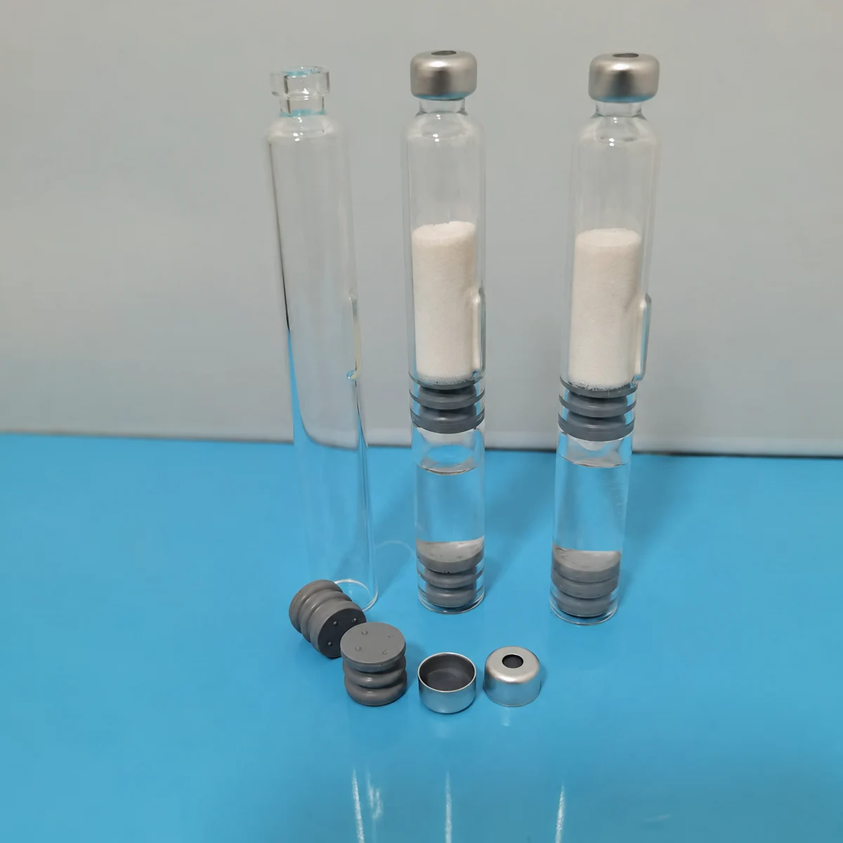 Retouched illustration of dual-chamber cartridges, showing separated powder and liquid sections
